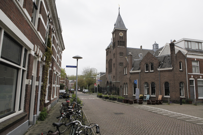 903161 Gezicht in de Bollenhofsestraat te Utrecht, met in het midden de Nieuwe Kerk (Bollenhofsestraat 138) en rechts ...